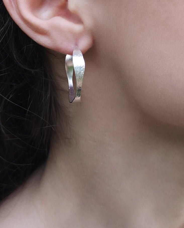 Clara da Silva - hamrede kreoler medium i sølv - pic. 2