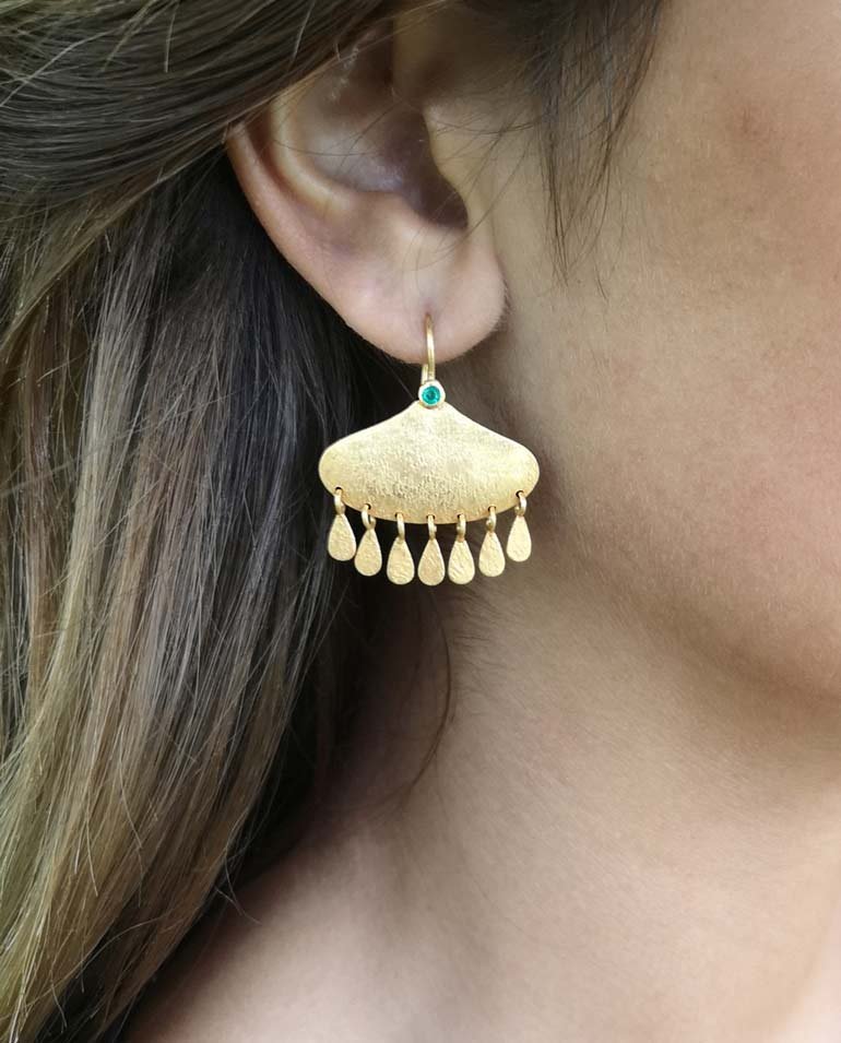 Jeanne Baptiste - øreringe med små dråbevedhæng og smaragder - pic. 2