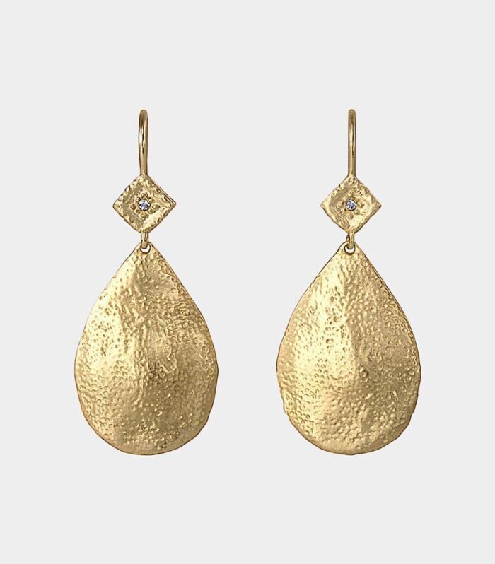 eraring with nubbed sufface and white topaz